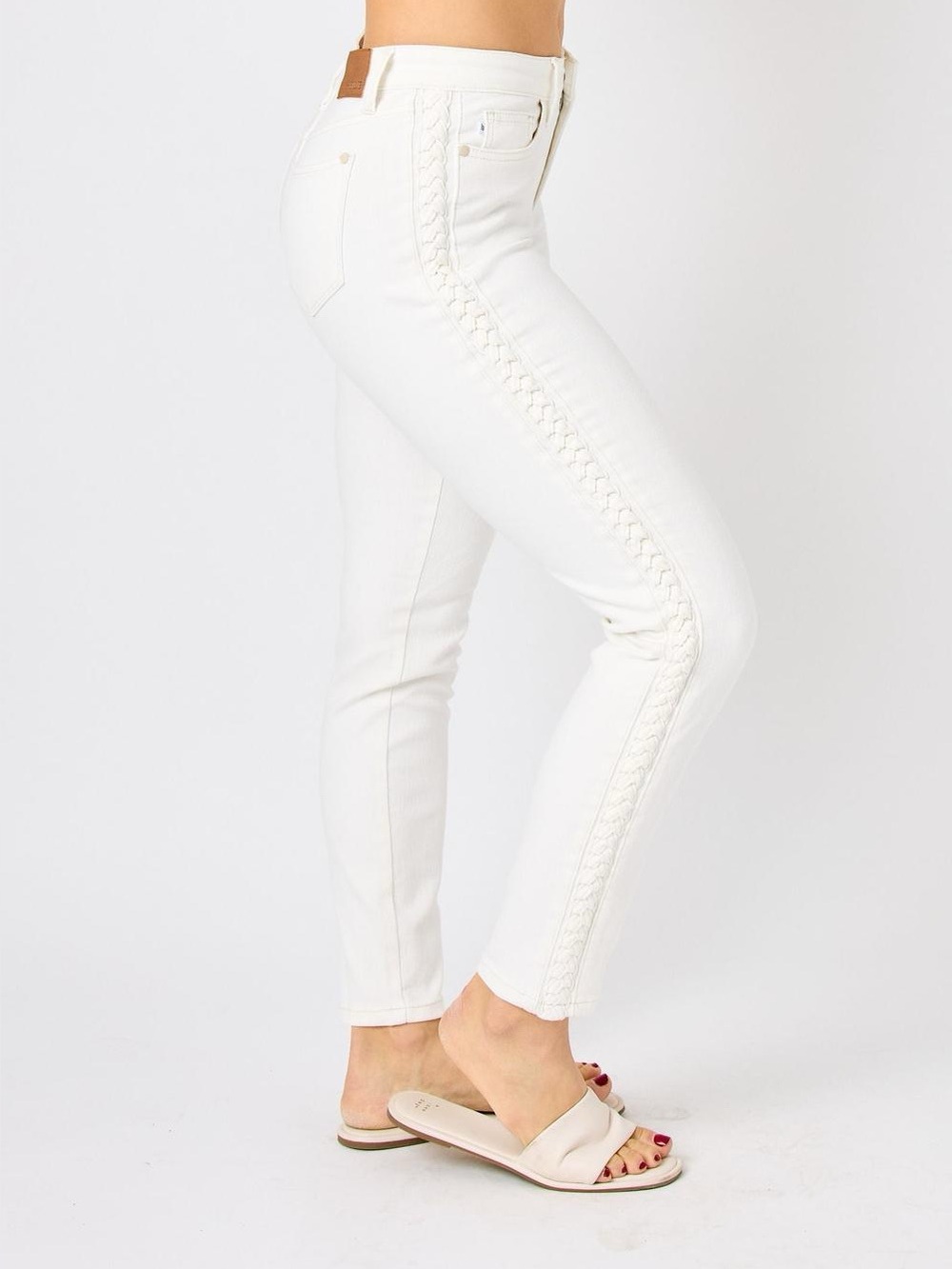 Judy Blue Mid Rise Braided Detail White Relaxed Fit Jeans Size 0 NWOT